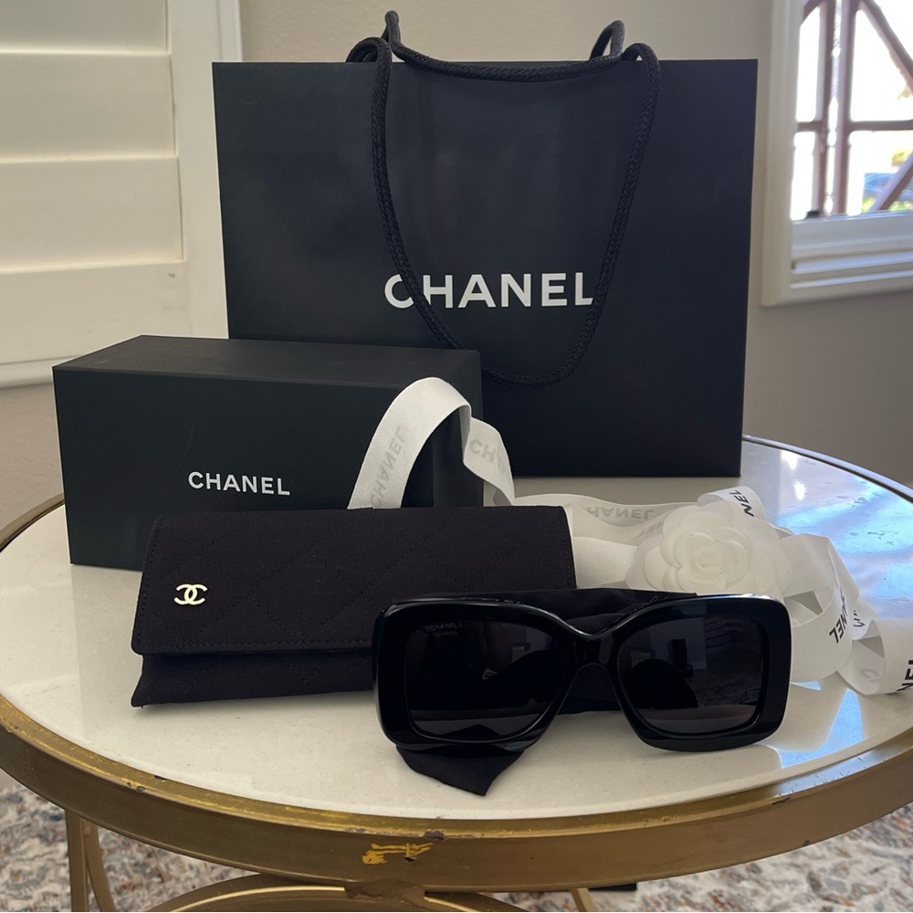 Chanel polarized sunglasses 🕶️ with gold CC , as new used ones